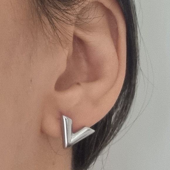 V designer style earrings - Picture 2 of 2